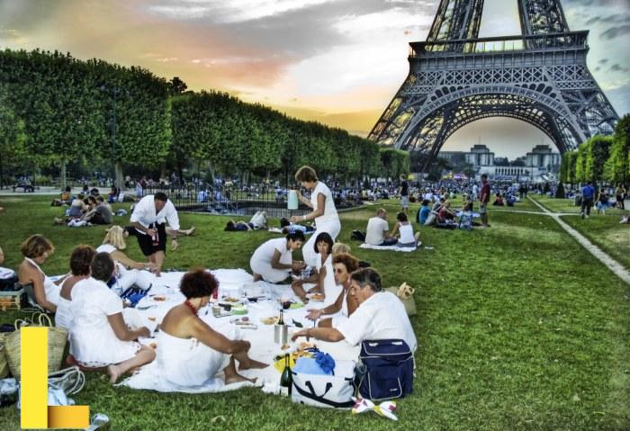 Baccarat Picnic | A picnic at the Eiffel, all in white. Larg… | Flickr