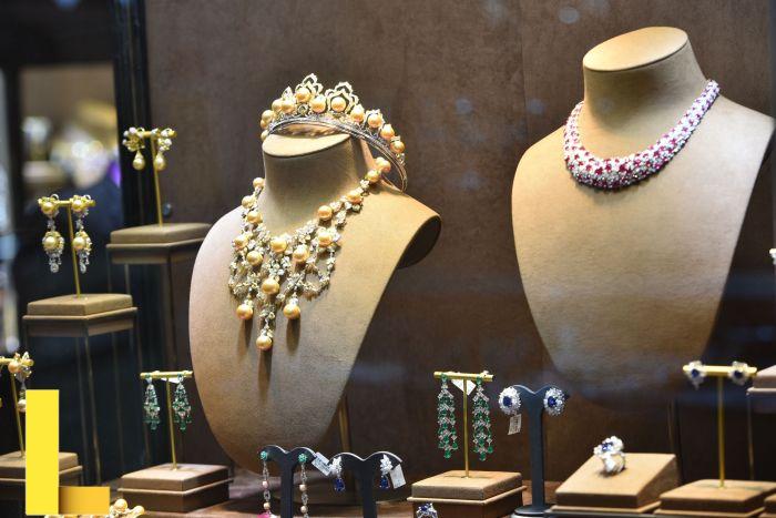 Beautiful bead embroidered jewelry by Guzialia Reed | Beads Magic