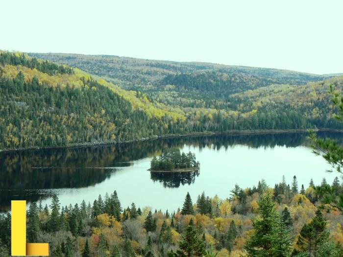File:Ile-aux-pins in Lake Wapizagonke in La Mauricie National Park.JPG ...