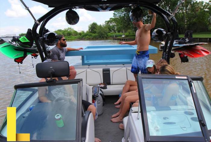 There's Now a Floating Picnic Table You Can Use in a Lake or a Pool