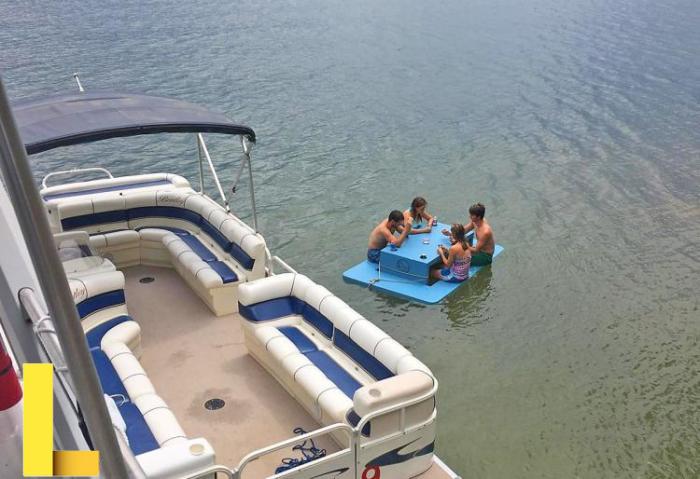 Floatable picnic table